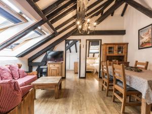 - un salon avec un canapé et une table dans l'établissement Apartment Mansard, à Chamonix-Mont-Blanc