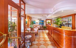 lobby restauracji z barem w obiekcie Hotel Ostrea w mieście Stone Harbor
