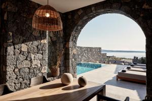 Canaves Epitome - Small Luxury Hotels of the World内部或周边的泳池