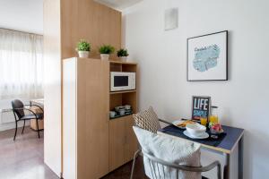 a small apartment with a table and a microwave at Residencia Universitaria Colegio de Cuenca in Salamanca
