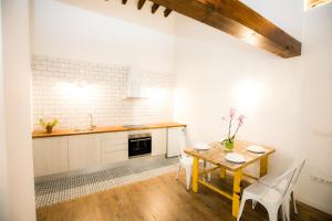 een keuken met een houten tafel en een eetkamer bij Denia Loft in Denia