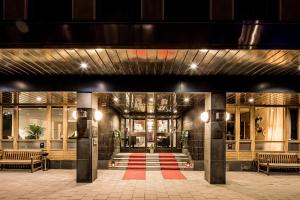 - un hall d'un immeuble doté d'un tapis rouge dans l'établissement First Hotel Witt, à Kalmar