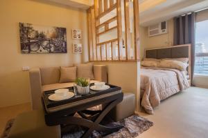Postel nebo postele na pokoji v ubytování Avida Towers Cebu 2017, Fast wifi 195mbps, Netflix 50in Smart TV + 29 fotografií