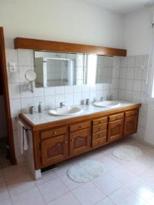 Bilik mandi di Chambres Salvaterra