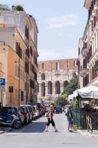 een persoon die over een straat loopt in een stad bij Hotel Celio in Rome