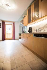 Kuchnia lub aneks kuchenny w obiekcie Stubaier Gletscher XL Apartments Residenz Haus Alpenkönig Ferienwohnungen im alpinen Charme Stubai super Card Inklusive