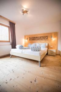 Łóżko lub łóżka w pokoju w obiekcie Stubaier Gletscher XL Apartments Residenz Haus Alpenkönig Ferienwohnungen im alpinen Charme Stubai super Card Inklusive