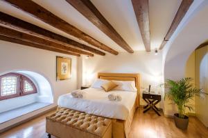 a bedroom with a bed and an arched window at Relais Tosinghi in Florence