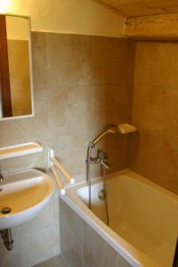 A bathroom at Casaleaurelia