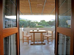 uma sala de jantar com uma mesa e cadeiras numa varanda em Luxury Room Vittorio Emanuele II em Lipari