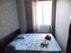 een bed met twee sokken erop in een slaapkamer bij Kvartira na Plekhanova in Tbilisi City
