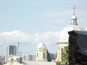 een kerk met twee koepels bovenop een gebouw bij Kvartira na Plekhanova in Tbilisi City