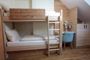 מיטה או מיטות קומותיים בחדר ב-Pension Pirkdorfer See