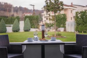 Ein Garten an der Unterkunft Esperos Palace Luxury & Spa Hotel