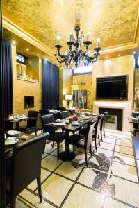 a dining room with a table and chairs and a chandelier at Hotel Celio in Rome