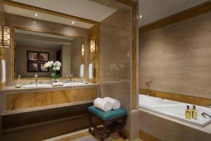 Phòng tắm tại Al Najada Doha Hotel by Tivoli