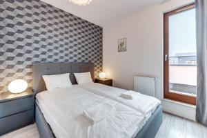 Un pat sau paturi într-o cameră la Aura Island Apartments Old Town