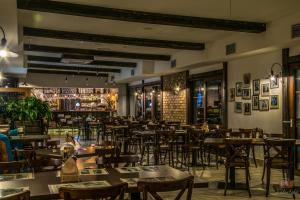 Reštaurácia alebo iné gastronomické zariadenie v ubytovaní Old Tree Village & Restaurant