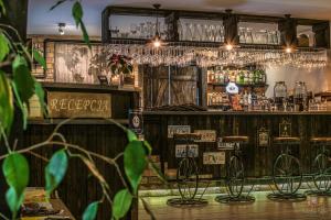 Lounge nebo bar v ubytování Old Tree Village & Restaurant
