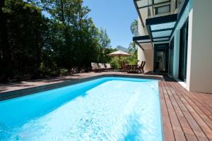 una piscina en el patio trasero de una casa en 129 on Kloof Nek Apartments, en Ciudad del Cabo