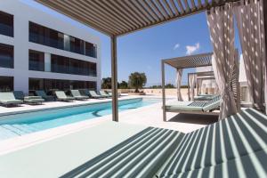 Bazén v ubytování Sa Pedrera Suites & Spa nebo v jeho okolí