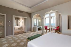 Postel nebo postele na pokoji v ubytování Hotel Excelsior Venice