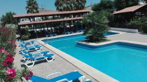 una piscina con tumbonas y un complejo en Hotel La Carreta, en Chiva