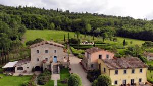 an aerial view of a house in a field at Casa Portagioia in Castiglion Fiorentino