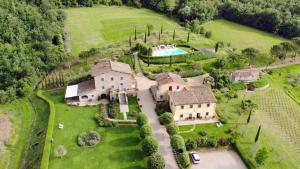 an aerial view of a mansion with a swimming pool at Casa Portagioia in Castiglion Fiorentino