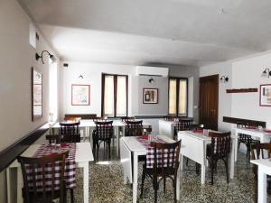 Restauracja lub miejsce do jedzenia w obiekcie Trattoria Due Citroni