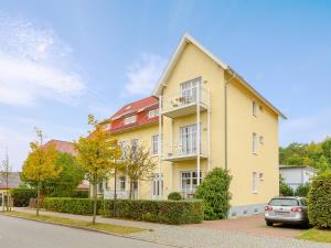 キュールングスボルンにあるFerienwohnung in Kühlungsborn - D 130.066の黄色い家
