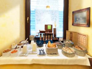 a table with a bufet of food on it w obiekcie Boutique Hotel Albero Nascosto w Trieście