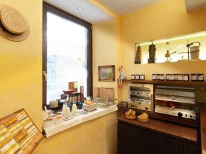 una tienda con un mostrador con alimentos. en Boutique Hotel Albero Nascosto en Trieste