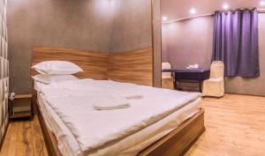 Salut Hotel客房内的一张或多张床位