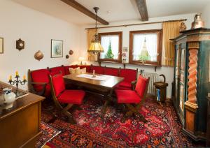 トラーベン・トラーバッハにあるFewo Beate Gensichのダイニングルーム(赤い椅子、木製テーブル付)