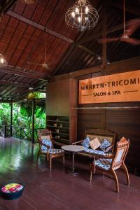 坎多林Novotel Goa Resort & Spa Candolim的配有椅子和桌子的房间和标志