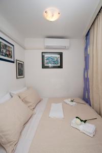 - une chambre avec un lit et 2 serviettes dans l'établissement Sweet Room Old Town Split, à Split