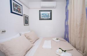 Cette petite chambre comprend un lit avec des serviettes. dans l'établissement Sweet Room Old Town Split, à Split