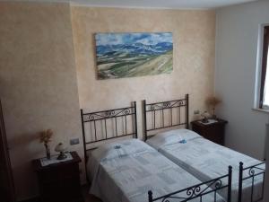 ein Schlafzimmer mit 2 Betten und einem Wandgemälde in der Unterkunft B&B Itufi in Colonnella