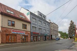 ulica z budynkami po stronie drogi w obiekcie Vysocina Design Apartments w mieście Hlinsko