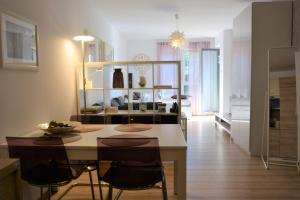 kuchnia ze stołem i krzesłami w pokoju w obiekcie Apartament Solna 106 w Kołobrzegu