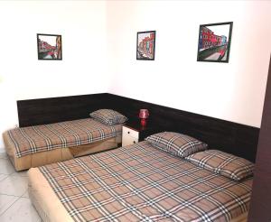 Łóżko lub łóżka w pokoju w obiekcie Apartment Dragulj Šušanj