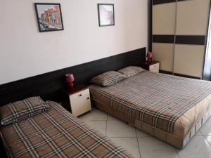 Łóżko lub łóżka w pokoju w obiekcie Apartment Dragulj Šušanj