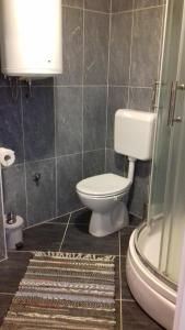 Koupelna v ubytování Apartmani Luja