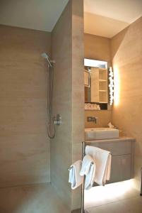 ein Bad mit einer Dusche und einem Waschbecken in der Unterkunft Exklusive 2-Zimmer-Wohnung am Schloss Bensberg in Bergisch Gladbach