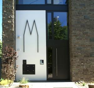 a door to a building with a sign on it at Exklusive 2-Zimmer-Wohnung am Schloss Bensberg in Bergisch Gladbach