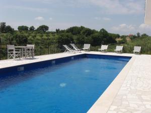 Bazén v ubytování Residence Candeloro nebo v jeho okolí