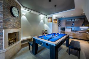 Biliardový stôl v ubytovaní Villa AltaVista - Seaview & Relax with Heated Pool & MiniGolf
