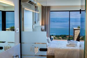Posteľ alebo postele v izbe v ubytovaní Villa AltaVista - Seaview & Relax with Heated Pool & MiniGolf