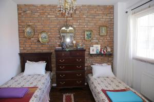 Un pat sau paturi într-o cameră la Apartment Nesti in Pristina Kosovo